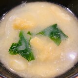 冷凍ほうれん草と油揚げと玉ねぎのお味噌汁